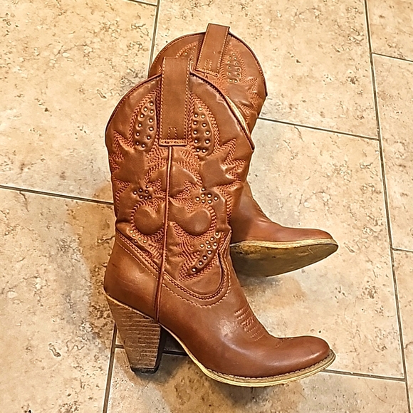 Boots - Picture 2 of 3